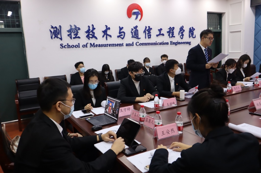 一群人坐在桌子前描述已自动生成