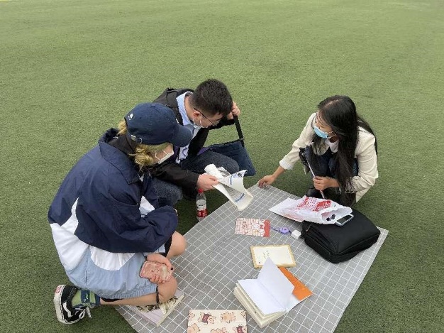 小孩们在吃东西描述已自动生成