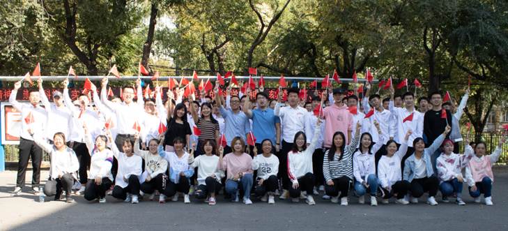 说明: C:\Users\Administrator\Desktop\（给传媒中心）“快闪”新闻稿20190929\全体演职人员合影.png