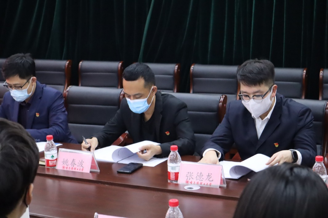 一群人看着桌子上中度可信度描述已自动生成