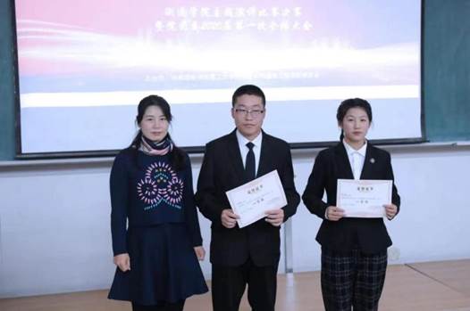 说明: 图片9 院党委副书记田海燕老师为一等奖获得者颁奖