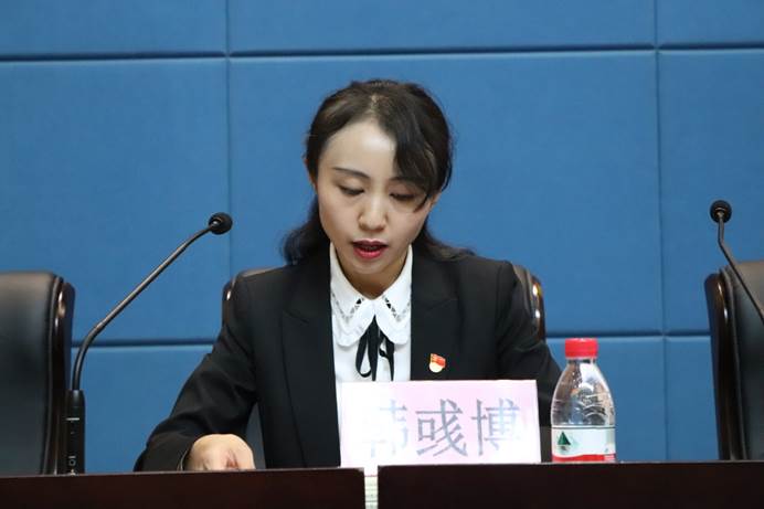 说明: C:\Users\Administrator\Desktop\新闻报导\11组织员韩彧博宣读《关于本科生导师制和科研能力提升计划实施方案的决议（草案）》.JPG