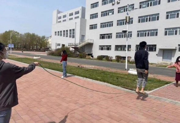 建筑前的广场上有许多人中度可信度描述已自动生成