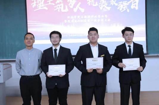 说明: 图片10 院团委书记姚春波老师为二等奖获得者颁奖