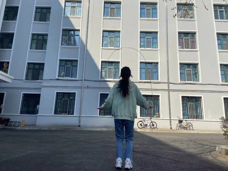 人站在建筑前描述已自动生成