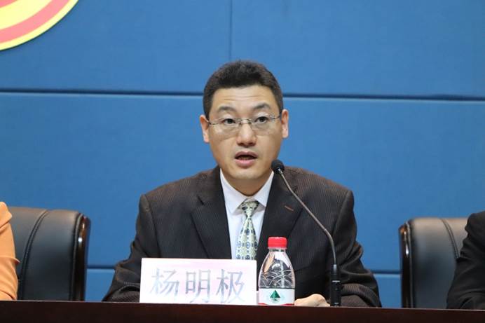 说明: C:\Users\Administrator\Desktop\新闻报导\5副院长杨明极做《本科生导师制的规定》报告.JPG