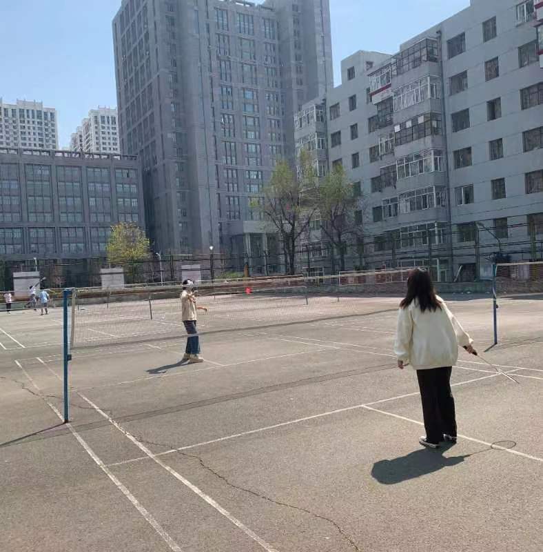 城市街道与高楼大厦的路上走的人描述已自动生成