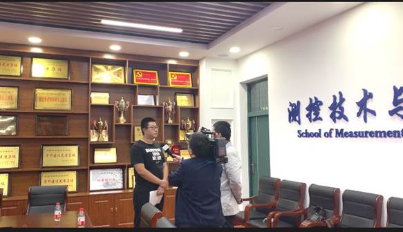 说明: C:\Users\Administrator\Desktop\测通学院纪念第七个烈士纪念日暨“英魂回家”主题党日活动\6学生党员胡宇飞接受采访.jpg