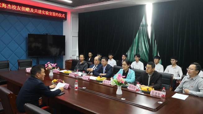 说明: C:\Users\Administrator\Desktop\20200919大连普传科技股份有限公司董事长张海杰校友捐赠及共建实验室签约仪式\微信图片_20200919143346.jpg